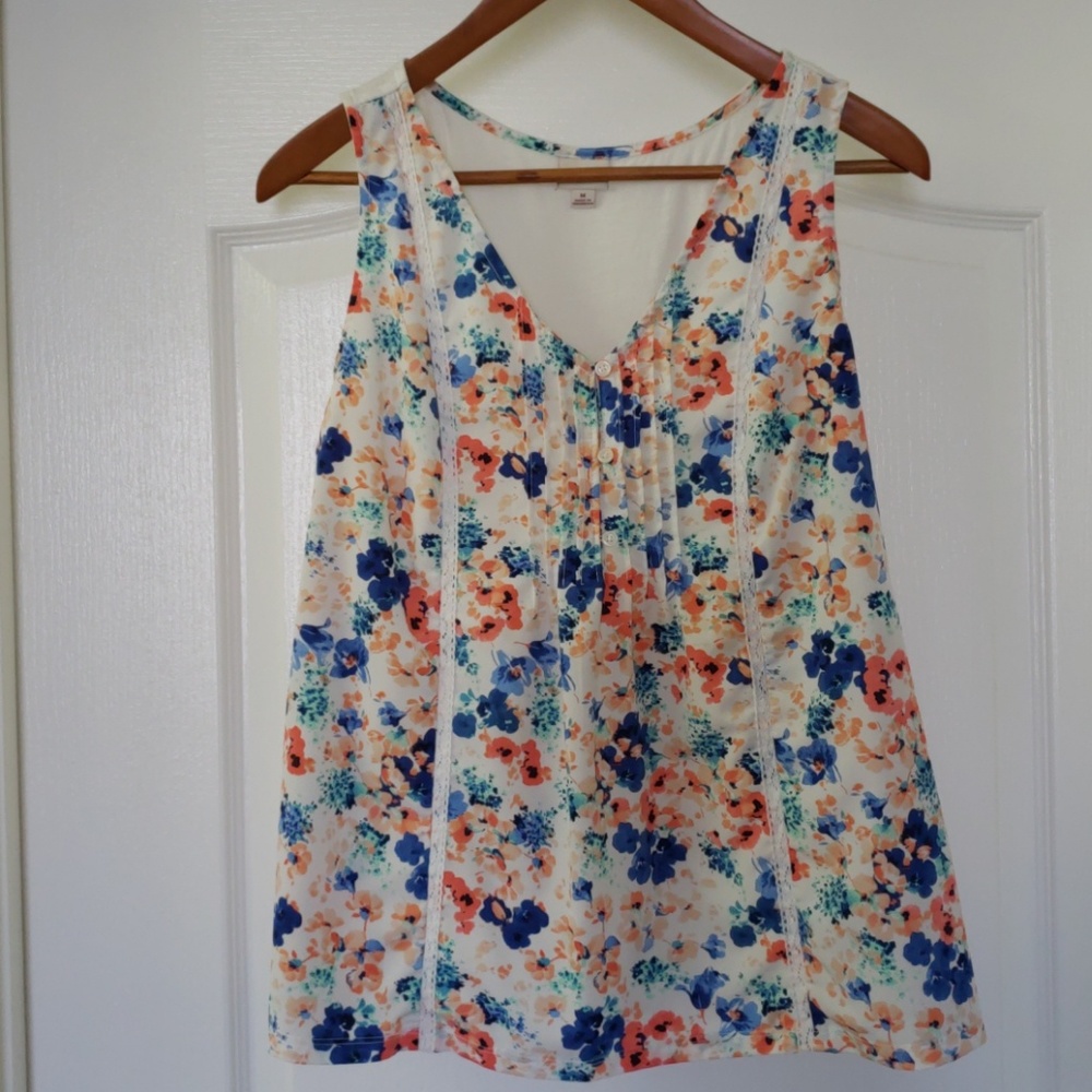 Pretty Floral tank top with lace and buttons